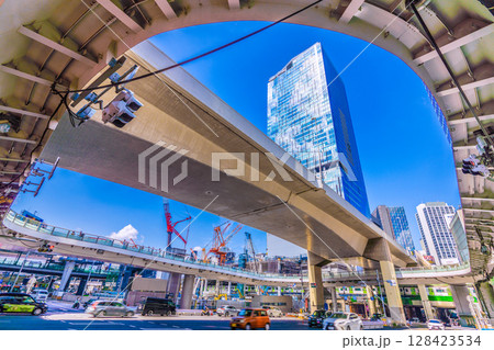 日本の東京都市景観7月・さよなら渋谷駅西口。中央のビルも完全に解体…首都高やデッキなどを望む＝13日 128423534