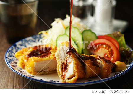 チキンカツに特製ソースをかける チキンカツに特製ソースをかける 128424185
