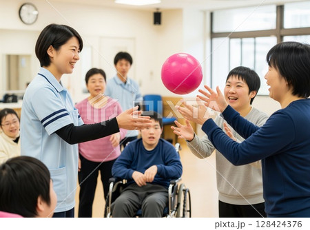 障がい者と支援員の笑顔のレクリエーション障がい者,障害者, ,運動,スポーツ,ゲーム,紙飛行機 128424376
