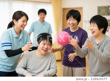 障がい者と支援員の笑顔のレクリエーション障がい者,障害者, ,運動,スポーツ,ゲーム,紙飛行機 128424377