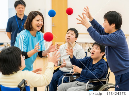 障がい者と支援員の笑顔のレクリエーション障がい者,障害者, ,運動,スポーツ,ゲーム,紙飛行機 128424378
