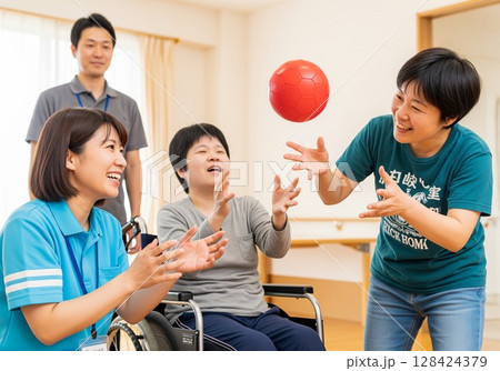 障がい者と支援員の笑顔のレクリエーション障がい者,障害者, ,運動,スポーツ,ゲーム,紙飛行機 128424379