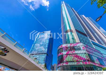 日本の東京都市景観7月13日。「さくら坂」出入口前から渋谷スクランブルスクエアなどを望む 128424397
