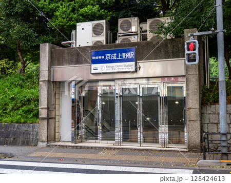 京成電鉄「京成上野駅」の駅名表示部 128424613