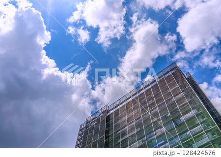 日本の横浜都市景観 7月・マンションの補修や点検等、足場や防護ネットなど。ネットの外に衛星アンテナが 128424676