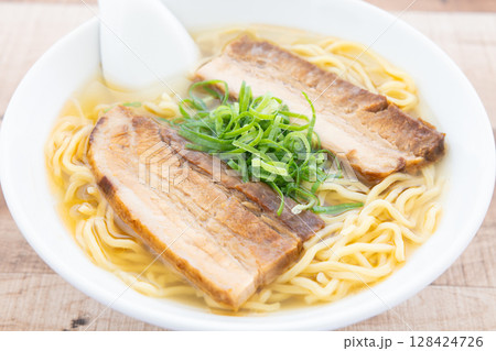 おいしい塩ラーメンのチャーシュー麺 おいしい塩ラーメンのチャーシュー麺 128424726