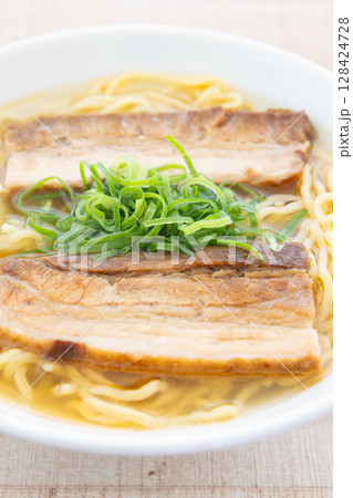 おいしい塩ラーメンのチャーシュー麺 128424728