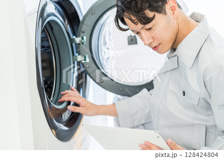 洗濯機の動作チェックをする作業員の男性。 128424804