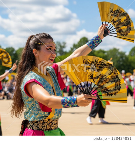 よさこい祭りで龍の絵の金の扇子を持ってダイナミックに踊る女性の踊り子 祭り,よさこい祭り 128424851