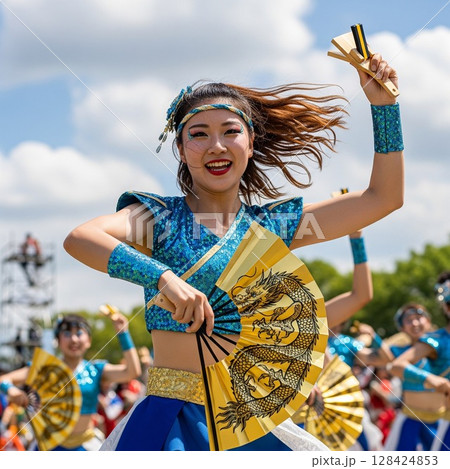 よさこい祭りで龍の絵の金の扇子を持ってダイナミックに踊る女性の踊り子 祭り,よさこい祭り 128424853