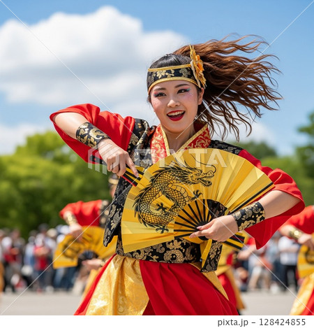 よさこい祭りで龍の絵の金の扇子を持ってダイナミックに踊る女性の踊り子 祭り,よさこい祭り 128424855