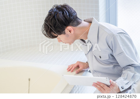 お風呂場を確認する作業員の男性。 お風呂場を確認する作業員の男性。 128424870