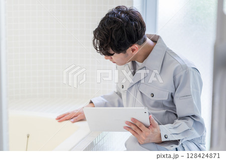 お風呂場を確認する作業員の男性。 128424871