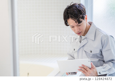 お風呂場を確認する作業員の男性。 128424872
