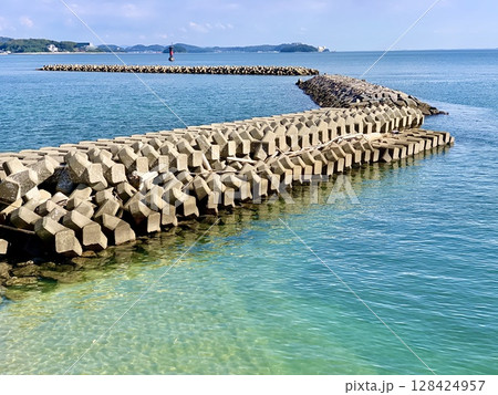 宮崎海岸の波消しブロック(テトラポッド)を積み上げた防波堤〈吉良ワイキキビーチ/愛知県西尾市〉 128424957