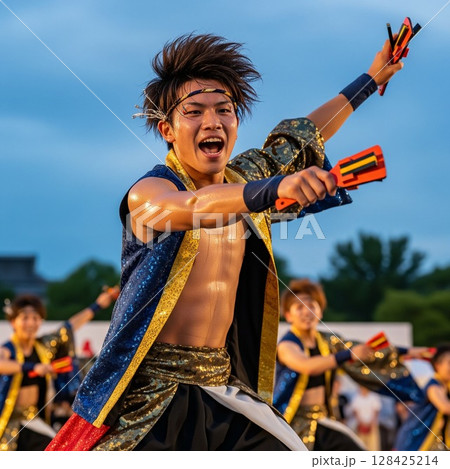 よさこい祭りで鳴子を持って力強く若い踊る男性の踊り子 ほとばしる汗とみなぎる若さ 髪を振り乱して踊る 128425214