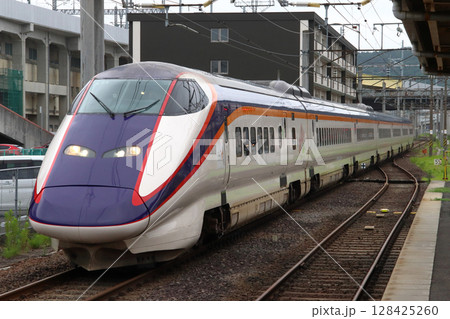 福島駅在来線ホームに到着する山形新幹線つばさ号（2025年7月） 128425260
