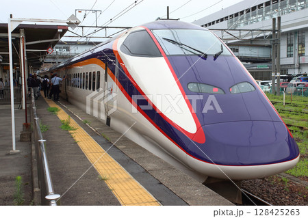 福島駅在来線ホームに到着する山形新幹線つばさ号（2025年7月） 128425263