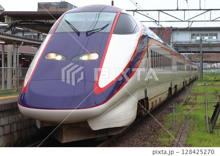 福島駅在来線ホームに到着する山形新幹線つばさ号(2025年7月) 福島駅在来線ホームに到着する山形新幹線つばさ号(2025年7月) 128425270