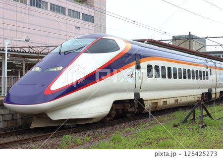福島駅在来線ホームに到着する山形新幹線つばさ号(2025年7月) 福島駅在来線ホームに到着する山形新幹線つばさ号(2025年7月) 128425273