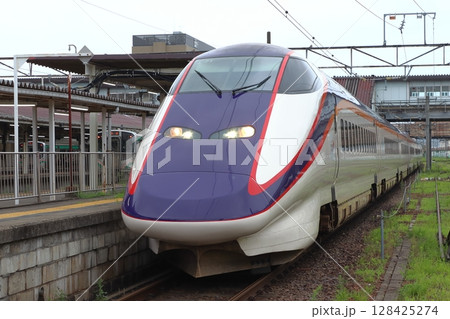 福島駅在来線ホームに到着する山形新幹線つばさ号（2025年7月） 128425274