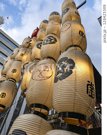 祇園祭・郭巨山|提灯が立ち昇る夏空と伝統の力 祇園祭・郭巨山|提灯が立ち昇る夏空と伝統の力 128425309