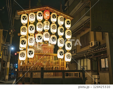 祇園祭・太子山｜京都の夜を彩る幻想的な提灯と山鉾 128425310