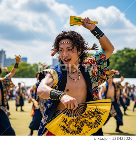 よさこい祭りで龍の絵の金の扇子を持って力強く若い踊る男性の踊り子 ほとばしる汗  髪を振り乱して踊る 128425326