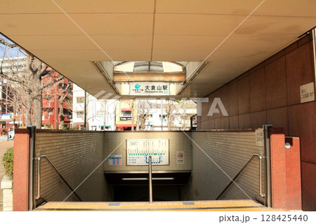 神戸市営地下鉄大倉山駅 128425440
