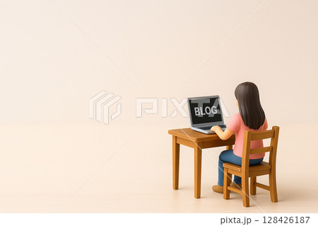 ブログを書くミニチュア女性の後ろ姿｜木製デスクとPCのシンプル構図 128426187