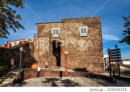 The city gate building, Torreao das Portas da Cidade in the city centre of Silves, Portugal, Europe 128426358