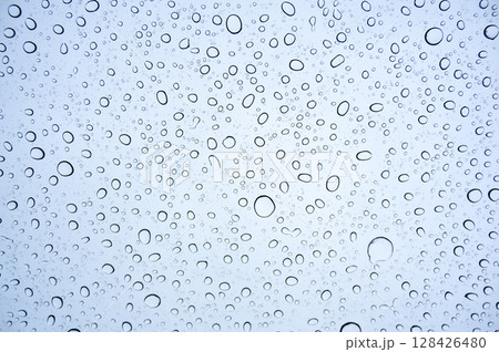 Raindrops on glass, Drops of rain on clear window. 128426480