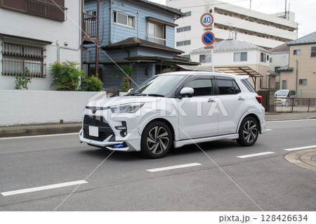 コンパクトSUV多用途車　道路走行 128426634