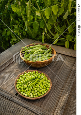 Fresh, ripe green peas Fresh, ripe green peas 128426642