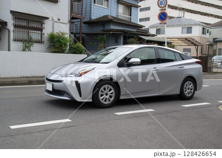 道路走行中のセダンタイプPHEV (プラグインハイブリッド車) 道路走行中のセダンタイプPHEV (プラグインハイブリッド車) 128426654