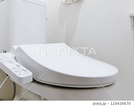狭い新築住宅のトイレ　ウォシュレット 128426670