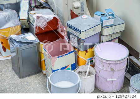 外壁工事現場　塗装作業の材料 128427524