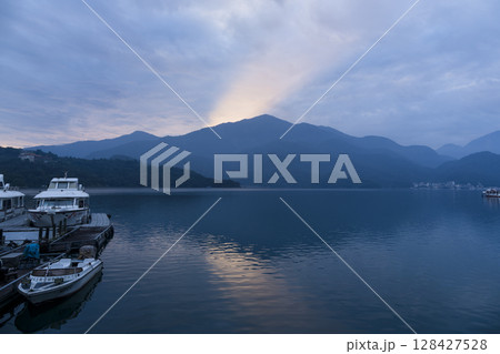 台湾・日月潭の夜明け / Sun Moon Lake, Taiwan 台湾・日月潭の夜明け / Sun Moon Lake, Taiwan 128427528