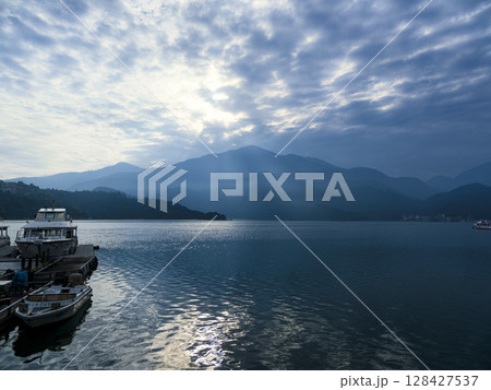 朝の光差す台湾・日月潭 / Sun Moon Lake, Nantou, Taiwan 朝の光差す台湾・日月潭 / Sun Moon Lake, Nantou, Taiwan 128427537