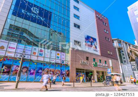 日本の東京都市景観7月。インバウンド続く…外国人観光客らで賑わう秋葉原＝3日 128427553