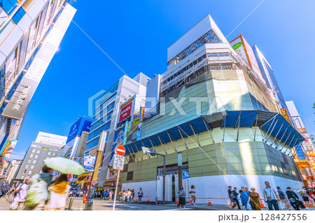 日本の東京都市景観　秋葉原中央通り開発プロジェクト地上解体工事などを望む 128427556