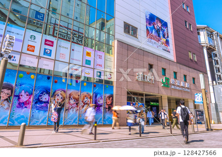日本の東京都市景観7月。インバウンド続く…外国人観光客らで賑わう秋葉原＝3日 128427566