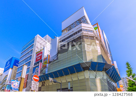 日本の東京都市景観　秋葉原中央通り開発プロジェクト地上解体工事などを望む 128427568