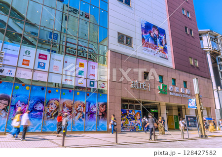 日本の東京都市景観7月。インバウンド続く…外国人観光客らで賑わう秋葉原＝3日 128427582