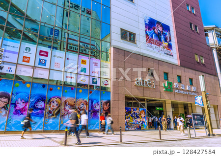 日本の東京都市景観7月。インバウンド続く…外国人観光客らで賑わう秋葉原＝3日 128427584