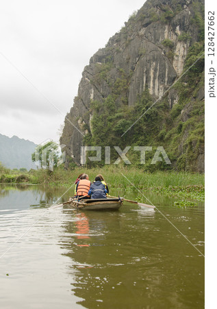 Group of tourists visiting the Van Long. 128427662