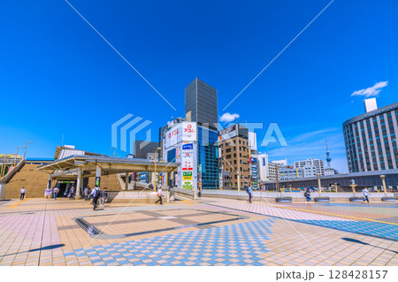 日本の東京都市景観 上野駅入谷改札方向などを望む。新時代へ 日本の東京都市景観 上野駅入谷改札方向などを望む。新時代へ 128428157