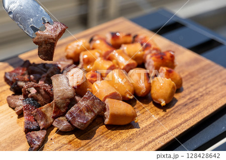 焼きたての肉とソーセージの取り分け 128428642