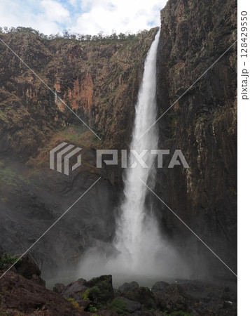 響き落ちる白の軌道 ― Wallaman Falls、断崖の正面 響き落ちる白の軌道 ― Wallaman Falls、断崖の正面 128429550