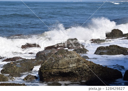 日本海の荒波 山形県庄内海岸 日本海の荒波 山形県庄内海岸 128429827